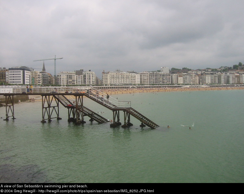 A view of San Sebastián's swimming pier and beach.